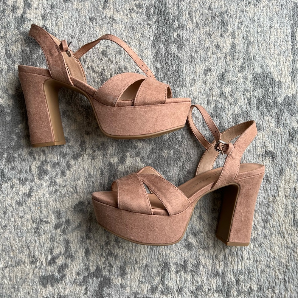 *BRAND NEW Never Worn* Chinese Laundry Theresa Light Pink Suede Platform Sandal